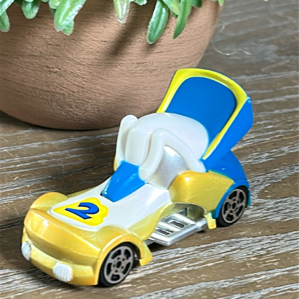 Walt Disney World Disney Parks Donald Duck Die Cast Car Racer Collectible
